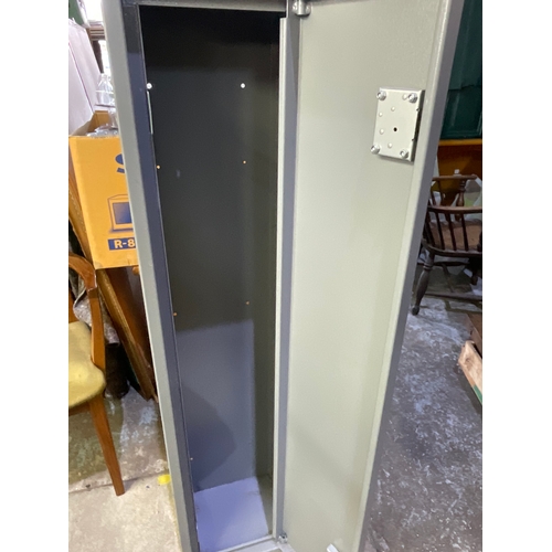 651 - Steel gun cabinet with double lock and 2 sets of keys for 3 gun capacity. Measurements 130 x 30 x 26