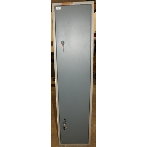 652 - Large double lock gun cabinet, with ammunition compartment and shelving, H152cm W37cm D27cm