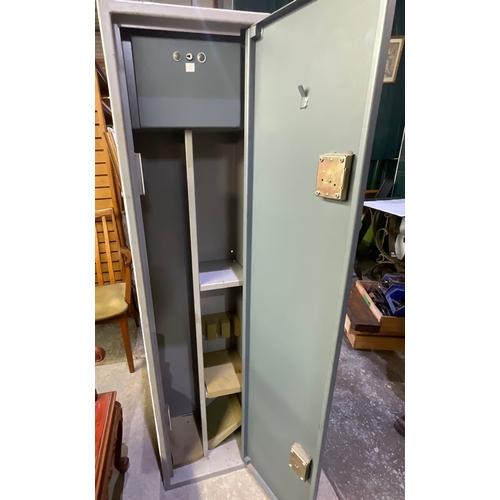 652 - Large double lock gun cabinet, with ammunition compartment and shelving, H152cm W37cm D27cm