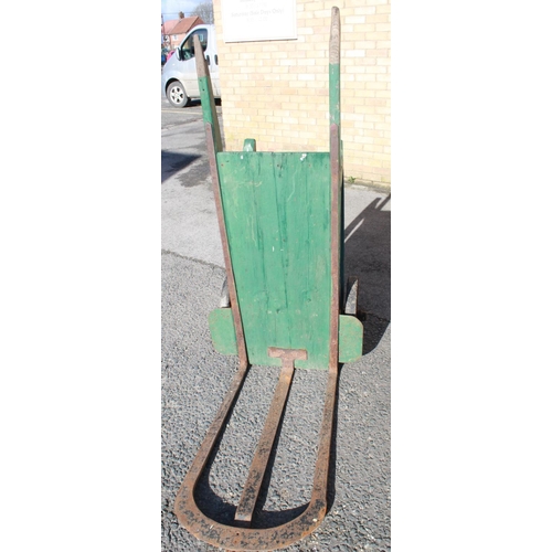 1211 - C20th N.E.R. painted green 2 wheeled heavy duty luggage trolley, with cast metal plaque 'NER2821', L... 