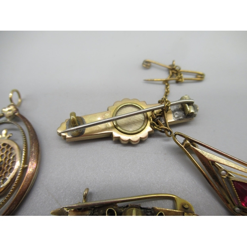 28 - 9ct yellow gold Edwardian memorial brooch with circular window to back, the front set with single di... 