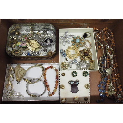 102 - Collection of vintage and modern costume jewellery incl. necklaces, pendants, brooches, bracelets, e... 