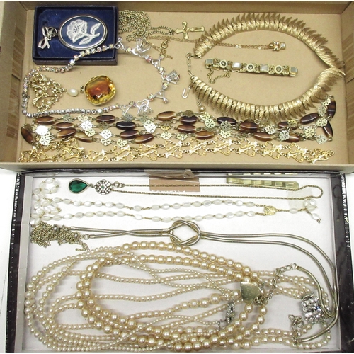 102 - Collection of vintage and modern costume jewellery incl. necklaces, pendants, brooches, bracelets, e... 