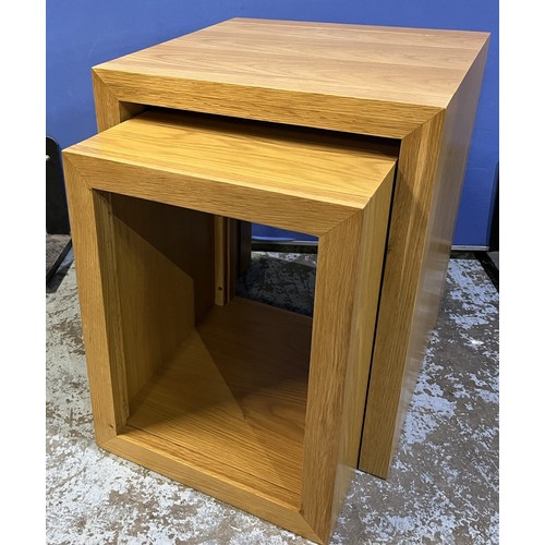 442 - Modern oak nest of two lamp tables, W50cm D50cm H50cm max (2)