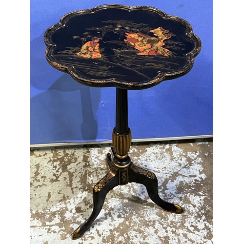 603 - C20th black Chinoiserie decorated tripod wine table, and a walnut tripod wine table, H54cm (2)