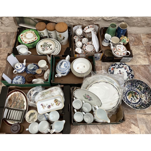 330 - Collection of various ceramics. incl. Portmeirion Botanic Garden and Royal Worcester Evesham (qty)