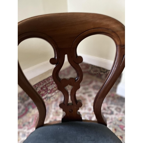 611 - Set of four Victorian mahogany balloon back dining chairs, pierced splat drop in serpentine seats on... 