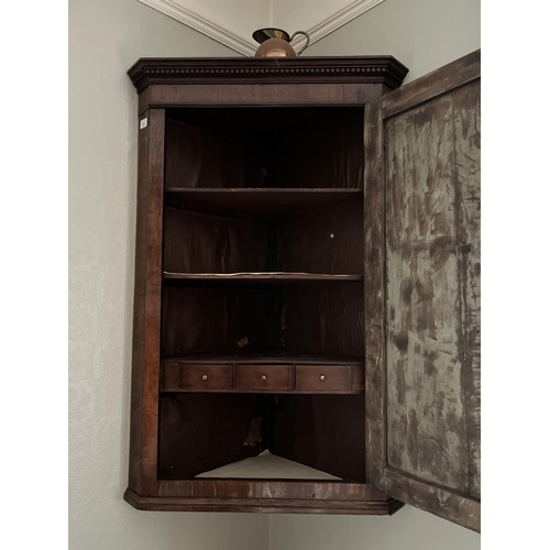 619 - George III mahogany crossbanded oak corner cupboard with dentil cornice and three shelves with three... 