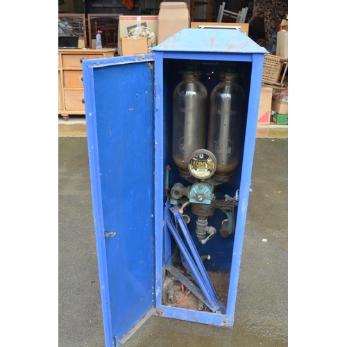 1274 - Vintage Hammond 2 gallon fuel dispenser in metal outdoor case with key and working lock, H120cm