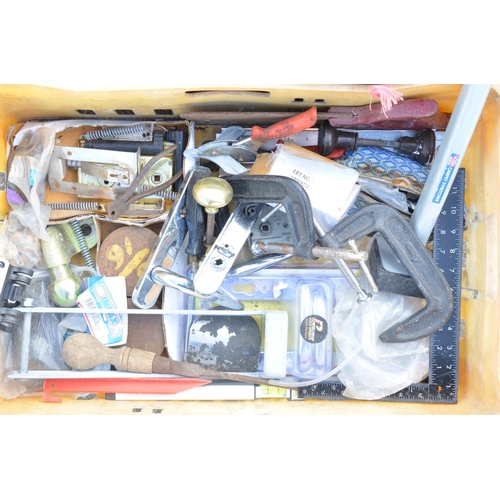 1305 - Mixed lot to include a tools, replacement door handles, pair of Land Rover Freelander II brake pads,... 