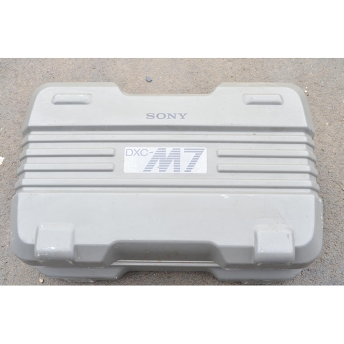 1323 - Sony DXC-M7 3CCD live camera system in heavy duty flight case (rubber camera carry handle cover peri... 