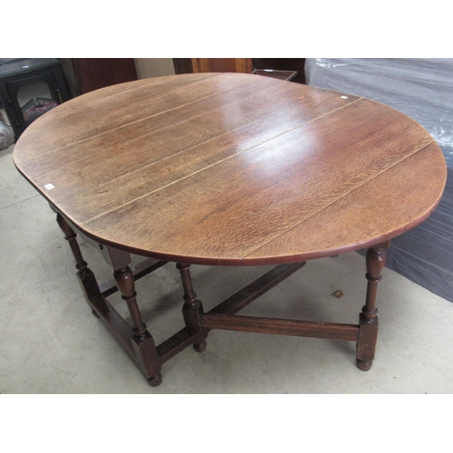 573 - C17th style oak oval gateleg dining table, with two end drawers on turned supports with stretchers, ... 