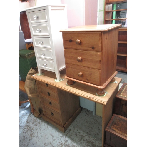 700 - Pine single pedestal dressing table/desk, pine three drawer bedside chest and a small bedside style ... 