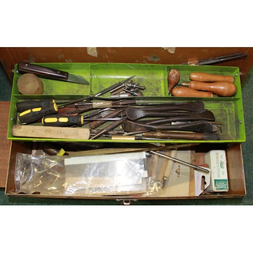 1342 - Router pantograph by Vermont American, boxed Arcoy dove-tailer, a large plastic toolbox containing v... 