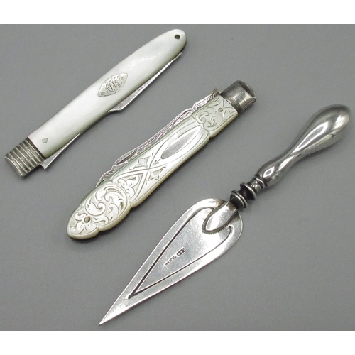 1075 - Edward V11 soft fruit knife with mother of pearl handle and engraved silver blade, Sheffield 1903, a... 