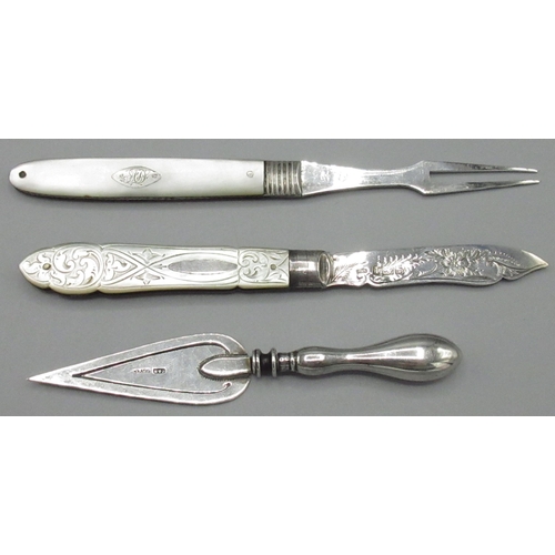 1075 - Edward V11 soft fruit knife with mother of pearl handle and engraved silver blade, Sheffield 1903, a... 