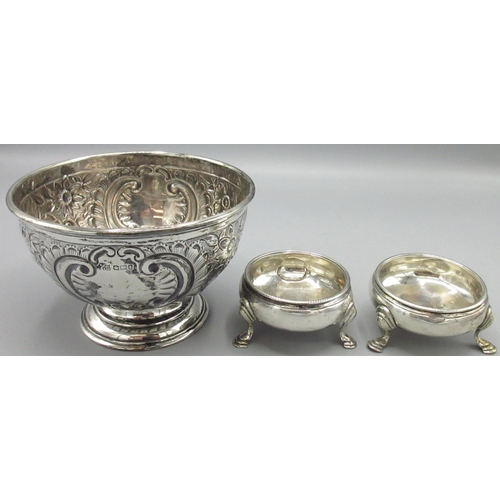 1066 - Edward V11 silver circular pedestal sugar bowl, all over repousse decorated with foliage, scrolls an... 