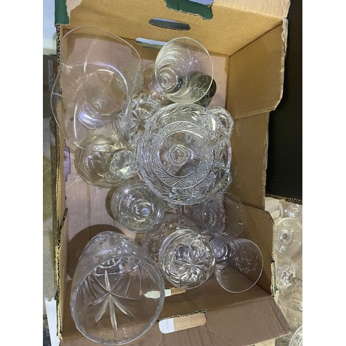 332 - Large quantity of glassware, predominantly drinking glasses (qty)