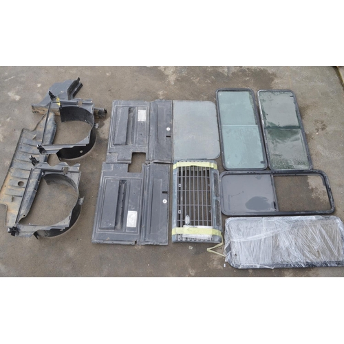 249 - Collection of Land Rover Defender windows, a front grille and other parts (12)