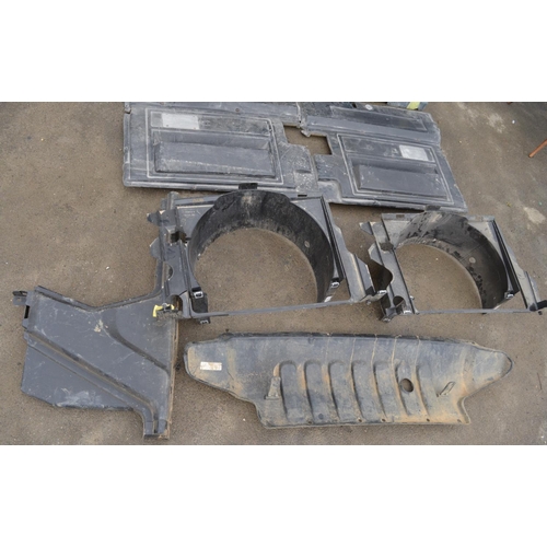 249 - Collection of Land Rover Defender windows, a front grille and other parts (12)