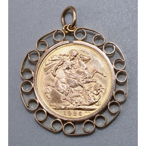 1015 - Geo.V 1926 sovereign, in 9ct yellow gold mount, 10.10g