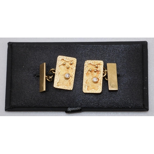 1025 - Pair of 14ct yellow gold rectangular cufflinks, with textured detail, each set with single diamond, ... 