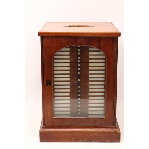 1195 - Early 20th century pine microscope slide cabinet, the twenty-one numbered drawers containing a colle... 