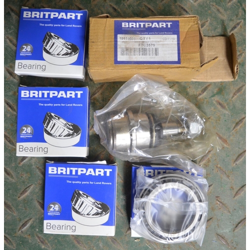 261 - Collection of mostly replacement parts for Land Rover Defender series to include 4x Bremsen AXBP2122... 