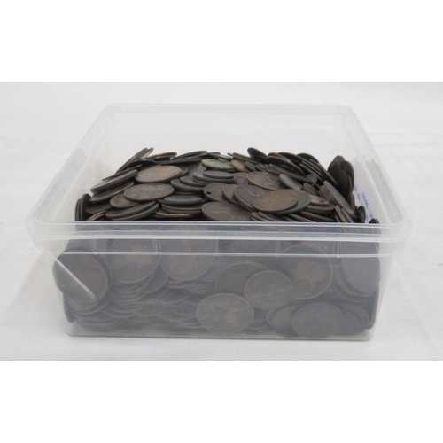 772 - Large collection of Queen Victoria pennies, farthings and half-farthings (qty. in tub)