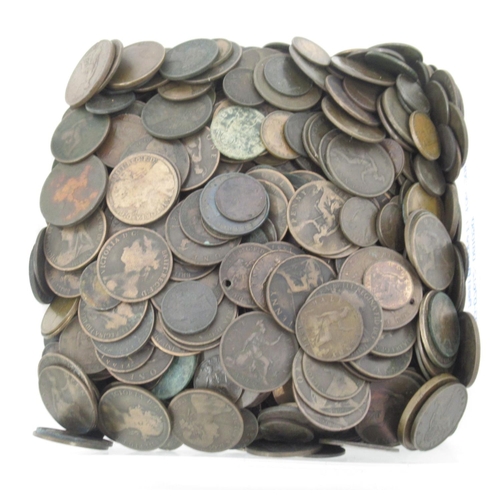 772 - Large collection of Queen Victoria pennies, farthings and half-farthings (qty. in tub)