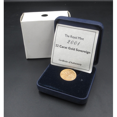 627 - The Royal Mint Elizabeth II 2001 22 Carat Gold Sovereign, with COA in a Westminster coin box