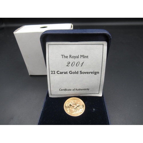 627 - The Royal Mint Elizabeth II 2001 22 Carat Gold Sovereign, with COA in a Westminster coin box