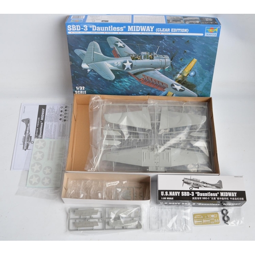 41 - Two unbuilt 1/32 scale US Navy aircraft plastic model kits to include Hasegawa F6F-3/5 Hellcat (ST7)... 