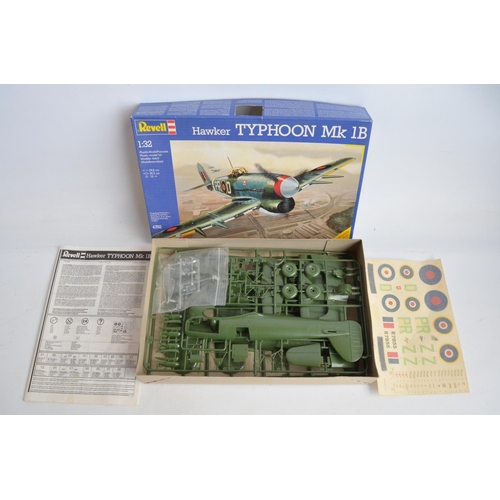 42 - Collection of unbuilt 1/32 scale WWII era plastic model kits and figure sets to include Hobby Boss S... 
