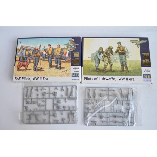 42 - Collection of unbuilt 1/32 scale WWII era plastic model kits and figure sets to include Hobby Boss S... 