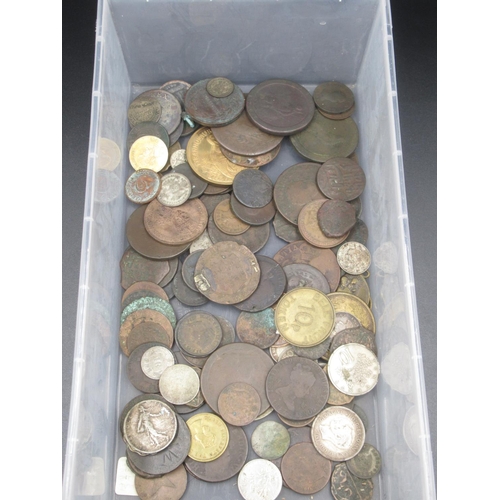 762 - Collection of assorted British and International coins and tokens from the 18th, 19th and 20th centu... 