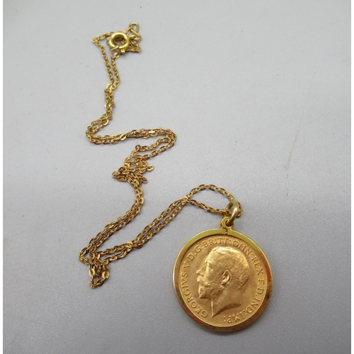 30 - Geo.V 1914 half sovereign in 9ct yellow gold mount, stamped 375, on 9ct gold chain, stamped 9ct, 6.5... 