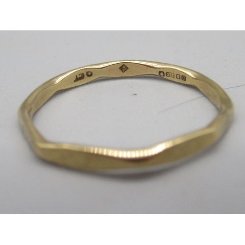 810 - Two 9ct yellow gold band rings, a 9ct yellow gold signet ring (A/F), all stamped 375, and a 9ct yell... 