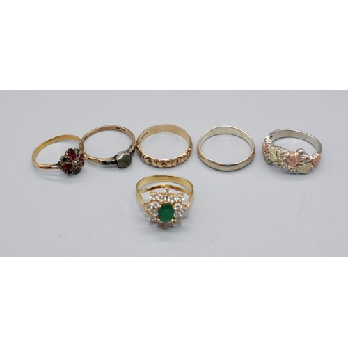 205 - 9ct yellow gold band ring size O, 9ct gold ring with green gemstone on silver mount, silver ring wit... 