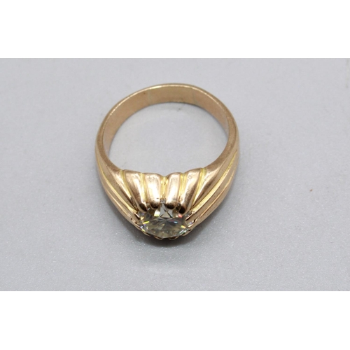 99 - WITHDRAWN - Gents yellow metal solitaire ring, the round cut diamond in grooved mount, diamond size ... 