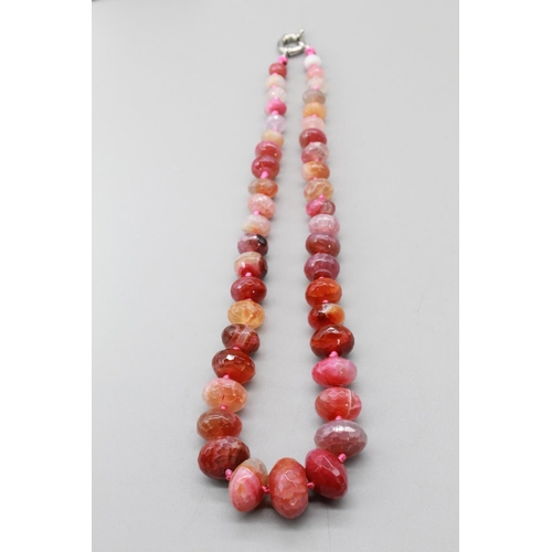 108 - Pink cut stone necklace set with cut agate, quartz etc. on pink double-knotted thread, with white me... 