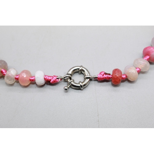 108 - Pink cut stone necklace set with cut agate, quartz etc. on pink double-knotted thread, with white me... 