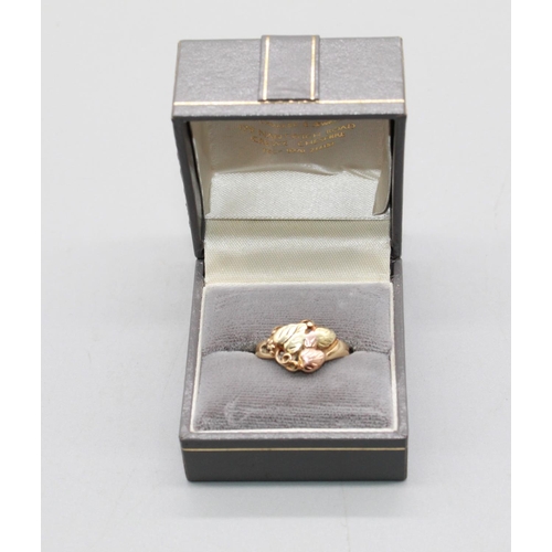 118 - 9ct yellow gold ring with yellow and rose gold leaf decoration on the face of the ring, size Q, 3.3g