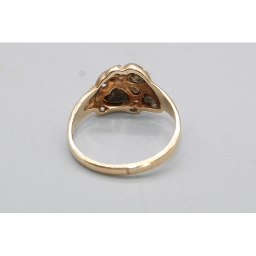 118 - 9ct yellow gold ring with yellow and rose gold leaf decoration on the face of the ring, size Q, 3.3g