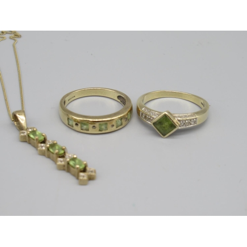 706 - Two 9ct gold white stone and peridot rings and a similar pendant, 8.6g(3)