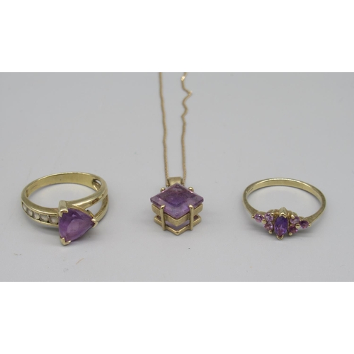 708 - Two 9ct gold amethyst and clear stone rings and a similar pendant, 7.1g (3)