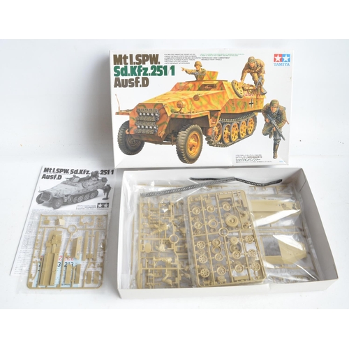 103 - Collection of model kits to include Eduard Royal Class R0012 1/72 Fw190A-8 set with 4 Fw190A-8 kits ... 