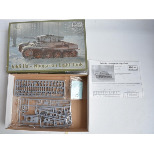 107 - Collection of unbuilt plastic armour and figure model kits, various scales and manufacturers to incl... 