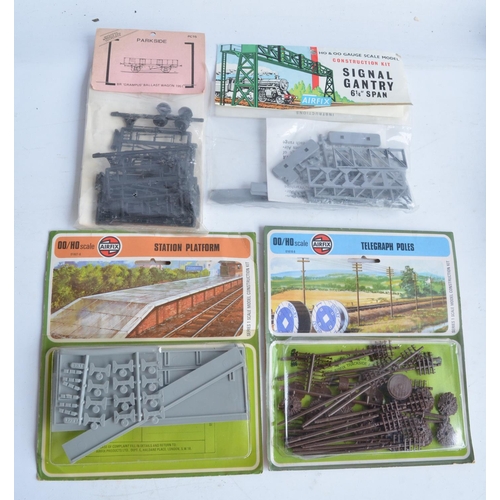 114 - Collection of OO/HO gauge railway plastic model kits from Airfix, mostly unbuilt to include 2x 0-4-0... 