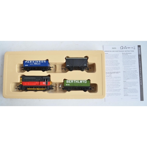 118 - Hornby R390 OO gauge Freight Hauler electric train set with 0-4-0T Queen Mary and 5 goods wagons (co... 